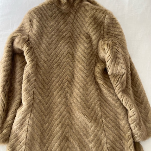 Ellen Tracy faux fur coat - Picture 3 of 3